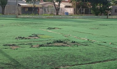 Campo de futebol da Vila Borges está em estado crítico e moradores cobram reforma urgente