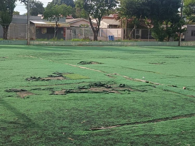 Campo de futebol da Vila Borges está em estado crítico e moradores cobram reforma urgente